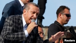 Perdana Menteri Erdogan berbicara dengan para pendukungnya di Ankara (9/6).