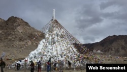 འཁྱག་པའི་མཆོད་རྟེན་བཞེངས་ནས་ཆུ་བསྲི་ཚགས།
