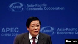 Menkeu China Lou Jiwei memberikan pidato pada pembukaan KTT APEC tingkat menteri di Beijing, Rabu (22/10).