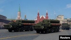 Parade militer Rusia memperingati "Hari Kemenangan" pada Perang Dunia dalam acara di Moskow (foto: ilustrasi).