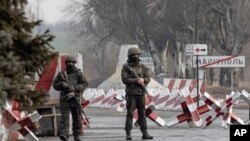 Ukraina askarlari bo'lginchilar nazoratidagi hudud chegarasini qo'riqlamoqda, Mariupol, Donetsk, 2022-yil, 21-yanvar.