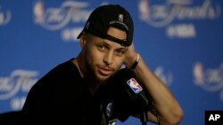 Bintang NBA dari Golden State Warriors, Stephen Curry, menolak datang ke Gedung Putih (foto: dok).