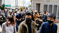 資料照片:（自右至左）前香港眾志秘書長黃之鋒、主席林朗彥及成員周庭到達西九龍裁判法院出庭受審。 （2020年11月23日）