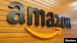 ស្លាកសញ្ញារបស់ក្រុមហ៊ុន Amazon​ ដែលមាន​មូលដ្ឋាន​នៅ​សហរដ្ឋអាមេរិក។
