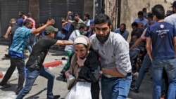 Warga sipil Palestina dievakuasi dari sebuah gedung di Gaza City yang menjadi sasaran serangan udara Israel (11/5).