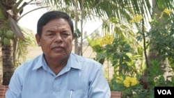 លោក ពៅ សុន ចៅ​សង្កាត់​ត្រើយកោះ ក្នុង​ក្រុង​កំពត ខេត្ត​កំពត​បាន​ផ្តល់​បទសម្ភាសន៍​ដល់ VOA នៅ​ផ្ទះ​របស់​លោក។ (ស៊ុន ណារិន/VOA)