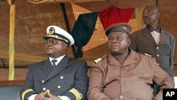 General António Indjai (à direita) com o almirante Zamora Induta, que derrubou da chefia das forças armadas, em Abril de 2010. Dois anos mais tarde, caíram os líderes civis.