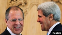 Menlu Rusia Sergei Lavrov (kiri) dan Menlu AS John Kerry berbincang seusai pertemuan bilateral di sela-sela agenda pertemuan KTT APEC di Nusa Dua, Bali (7/10).