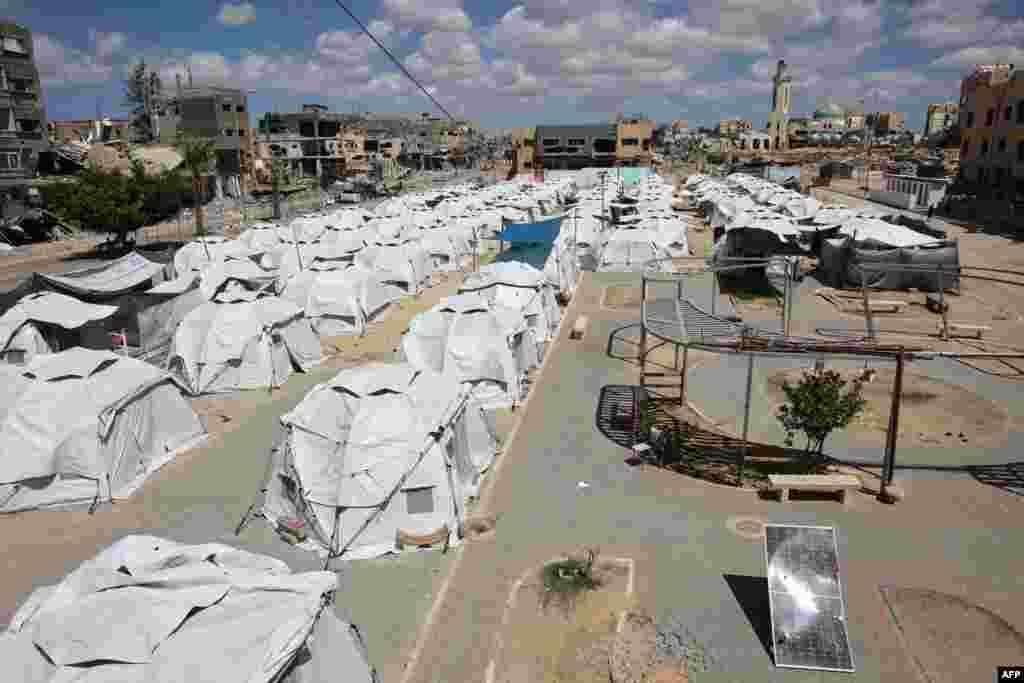 Hileras de tiendas de campaña instaladas para los palestinos desplazados en Beit Lahia, en el norte de la Franja de Gaza, el14 de septiembre de 2024. 