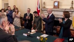 El presidente ucraniano, Volodymyr Zelenskyy, recibe una ovación de pie al ingresar a la sala del Gabinete con el primer ministro británico, Sir Keir Starmer, en el número 10 de Downing Street en Londres, el viernes 19 de julio de 2024.