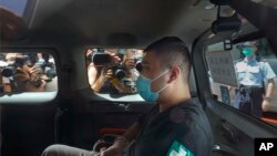 资料照：香港首位被控涉嫌违反国安法的唐英杰（Tong Ying-kit）坐着轮椅由警车押解至法院应讯。（2020年7月6日）