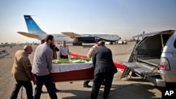 Warga Iran mengangkat peti jenazah korban yang meninggal dunia saat menunaikan ibadah haji di Arab Saudi, 24 September 2015, setibanya di bandara Mehrabad, Teheran, Iran (3/10).