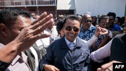 L’ancien président malgache Marc Ravalomanana au milieu d’une foule de ses partisans à Antananarivo, Madagascar, 13 octobre 2014.