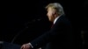 El candidato presidencial republicano y expresidente estadounidense Donald Trump sube al escenario tras los primeros resultados de las elecciones presidenciales estadounidenses de 2024, en West Palm Beach, Florida, EEUU, el 6 de noviembre de 2024.