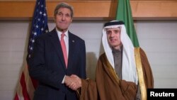 Le secrétaire d'Etat américain John Kerry avec son homologue saoudien Adel bin Ahmed Al-Jubeir, le 17 décembre 2015. 