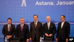 Dari kiri ke kanan, Deputi Menteri Luar Negeri Turki Sedat Onal, Duta Khusus Rusia untuk Suriah Alexander Lavrentiev, Menlu Kazakhstan Kairat Abdrakhmanov, Duta Suriah untuk PBB Staffan de Mistura dan Deputi Menlu Iran Hossein Jaber Ansari dalam pertemuan mengenai perdamaian Suriah di Astana, Kazakhstan (24/1). (AP/Sergei Grits)