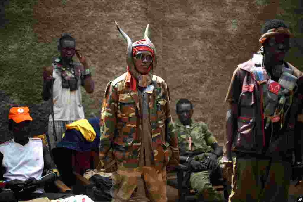 Des miliciens chrétiens anti-balaka en poste dans le quartier Combattant, un de leurs bastions à Bangui, en République centrafricaine, 4 février 2014. (AP Photo / Jerome Delay)