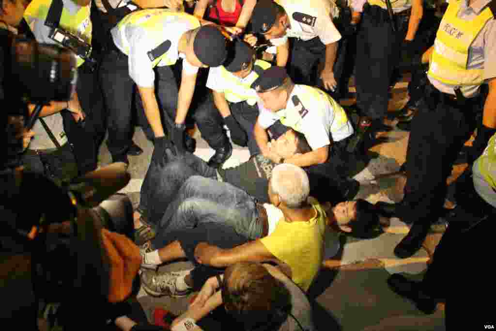 香港社会民主连线等团体抬棺游行遭警方阻止和强行清场(美国之音海彦拍摄)