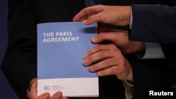 Copia del Acuerdo de París durante la Conferencia de las Naciones Unidas sobre el Cambio Climático (COP25) en Madrid, España, el 13 de diciembre de 2019. 