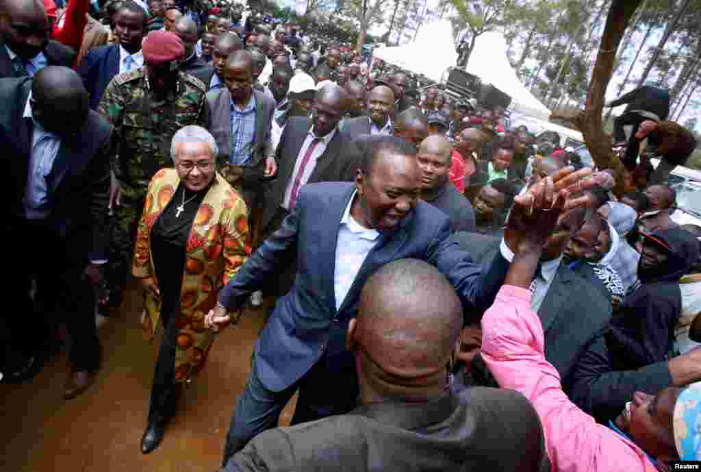 Shugaban kasar Kenya Uhuru Kenyatta na gaida mago bayansa bayan kada kuri'arsa a garinsu, Gatundu dake Kiambu. 