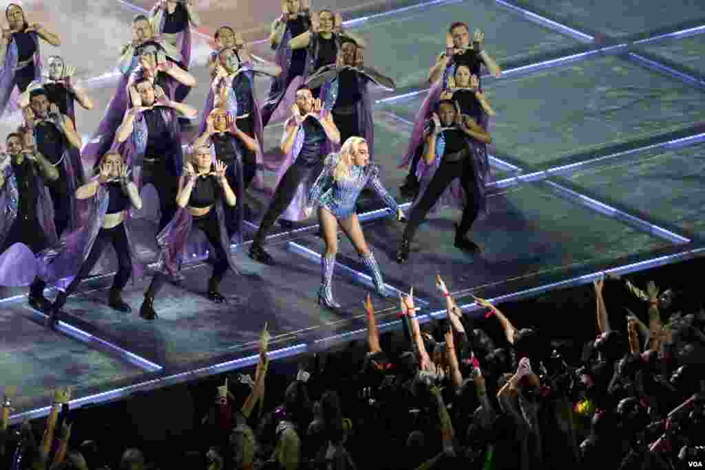 Lady Gaga during the Super Bowl halftime show in Houston, Texas, Feb. 5, 2017. (Photo: B. Allen / VOA)