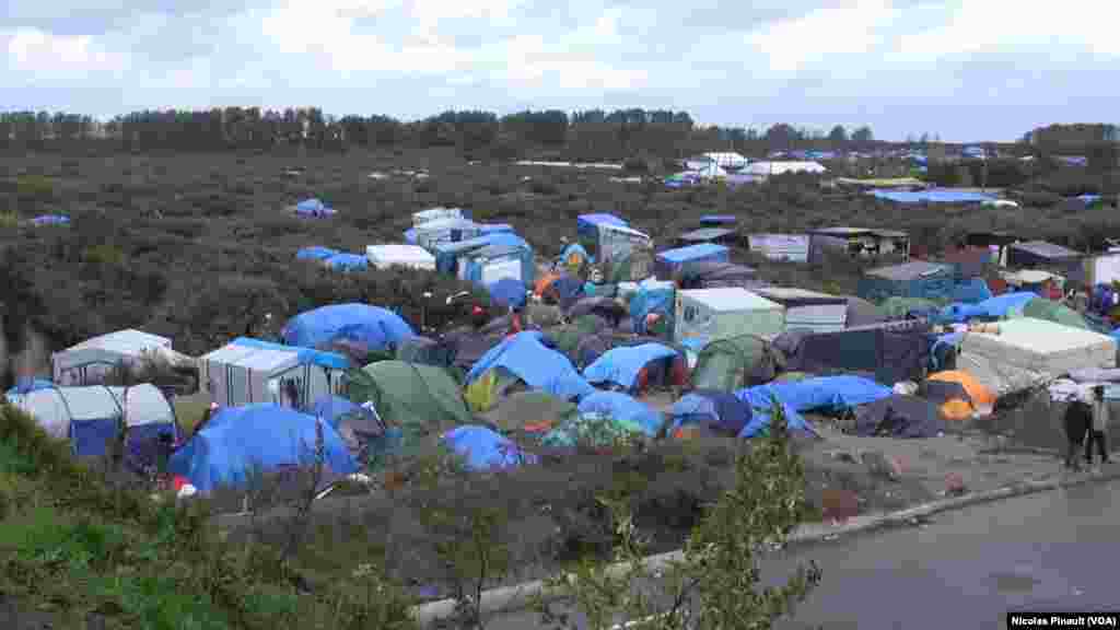 La "jungle" est le nom du camp situé aux abords de Calais dans le nord de la France, 14 octobre 2015 (Nicolas Pinault/VOA). 