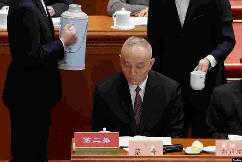 在2018年3月3日,中共北京市委书记蔡奇于中国人民大会堂出席中国人民政治协商会议开幕式。香港“明报”3月2日引述北京消息人士的话称,2月24日举行的中共政治局会议决定,北京市委书记蔡奇将转任中共中央统战部长,孙春兰接替蔡奇任北京市委书记。统战部长尤权也参加了政协会议。