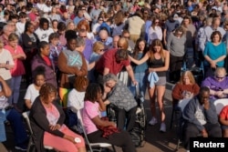 Pripadnici zajednice grle se tokom bdenja dan nakon pucnjave tokom rođendanske zabave tinejdžera u plesnom studiju Mahagoni Masterpis u Dadevilu, Alabama, SAD, 16. aprila 2023.
