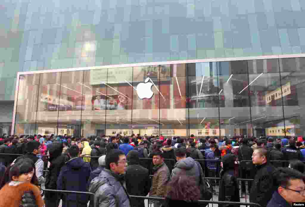 在沈阳的苹果专卖店外面,顾客等待商店开门(2015年2月28日) 。2017年7月30日,苹果公司从它在中国的应用程序商店(App Store)中移除一些提供虚拟个人网络或者说VPN的应用程序,以符合新的中国法规。批评人士认为,这是向互联网审查制度投降。
