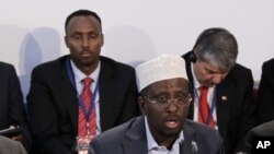 Presiden Somalia Sheikh Sharif Sheikh Ahmed (tengah) selamat dari upaya pembunuhan oleh militan al-Shabab (foto: dok).