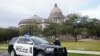 Patrulla acordona alrededores del Capitolio de Mississippi, en Jackson, Mississippi, mientras responden a una amenaza de bomba dentro del edificio, el miércoles 3 de enero de 2024.