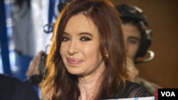 La presidenta Cristina Fernández sostiene una foto de su difunto esposo y ex presidente argentino Néstor Kirchner, en la Plaza de Mayo después de las elecciones generales en Buenos Aires.