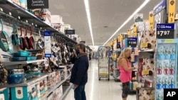 ARCHIVO - Consumidores compran en una tienda Walmart en Vernon Hills, Illinois, el domingo 23 de mayo de 2021.