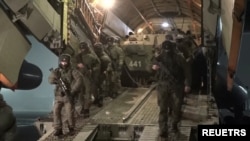 Pasukan Rusia turun dari pesawat militer untuk membantu sebagai penjaga perdamaian di Almaty, Kazakhstan (8/1).