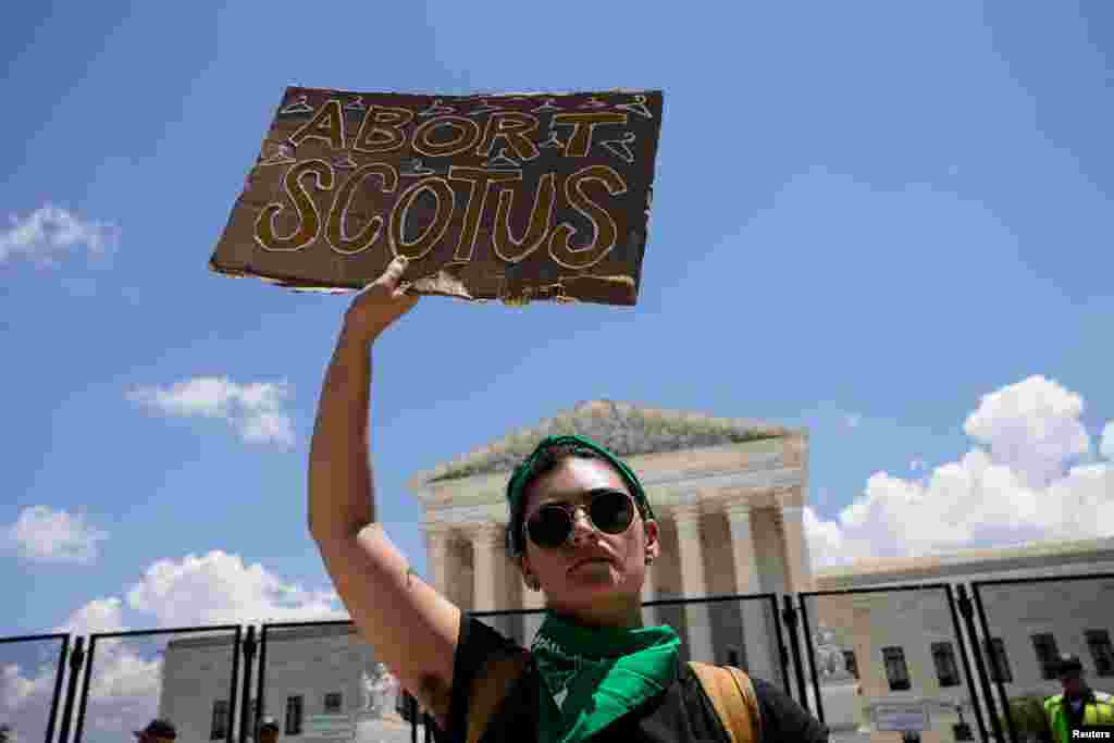 Un manifestante expresa su rechazo a la revocación del fallo de Roe Vs Wade con un cartel que reza "aborten a los magistrados del Tribunal Supremo" (SCOTUS, por sus siglas en inglés), frente a la Corte, en Washington DC, el 25 de junio de 2022.