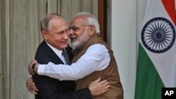 នាយក​រដ្ឋ​មន្ត្រី​ឥណ្ឌា Narendra Modi (ស្ដាំ) និង​លោក​ Vladimir Putin ប្រធានា​ធិបតី​រុស្ស៊ី ក្នុង​ជំនួប​នៅ​ទីក្រុង​ញូវដែលី កាល​ពី​ថ្ងៃ​ទី​៥ តុលា ២០១៨។