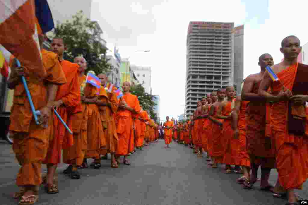 ព្រះសង្ឃនិងអ្នកកាន់ព្រះពុទ្ធសាសនា ១០០០នាក់ដង្ហែក្បួនតាមបែបព្រះពុទ្ធសាសនាក្នុងពិធីវិសាខបូជានៅថ្ងៃទី២០ឧសភាឆ្នាំ២០១៦។ វិសាខបូជាជាពិធីបែបព្រះពុទ្ធសាសនាដ៏សំខាន់ប្រចាំឆ្នាំដើម្បីរំឮកថ្ងៃដែលព្រះពុទ្ធប្រសូត្រ ត្រាស់ដឹង និងចូលបរិនិព្វាន។ (ឡេង ឡែន/VOA)