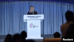 華為董事長梁華2018年8月23日在重慶的智博會上講話。（資料照片） 