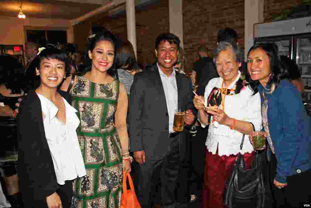Cambodian-American Seda Nak, venue host and owner of Shopkeepers Gallery (left) and other Cambodian-guests and organizers at a Washington, DC fundraiser and silent auction organized by Caring for Cambodia, a non-profit to help support 21 impoverished schools in Cambodia's Siem Reap province, May 4, 2017. (VOA Khmer) 