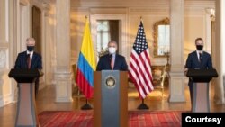 El asesor de Seguridad Nacional de Estados Unidos, Robert O’Brien (I), en una declaración virtual junto al presidente Iván Duque (C) y Adam Boehler (D), Ptde. de la DFC. [Foto: Presidencia Colombia] 