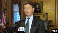 El subsecretario de prensa de la Casa Blanca, Hogan Gidley, durante la entrevista con la VOA (Foto: Bricio Segovia).