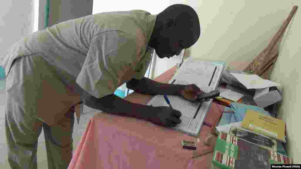 Madouka Moustapha, directeur de l'école de Bosso dans la région de Diffa, Niger, le 19 avril 2017 (VOA/Nicolas Pinault)