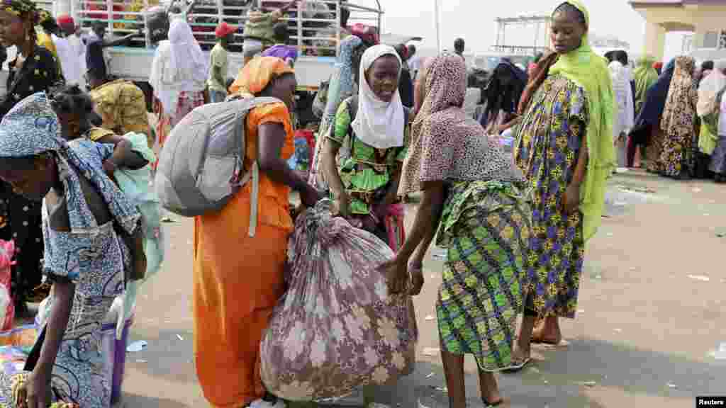 'Yan Najeriya da aka kwaso daga Afirka Ta Tsakiya suna shirin su yi balaguro zuwa garuruwansu dake jihohi daban daban daka filin saukar jiragen sama na kasa da kasa na Nnamdi Azikiwe dake Abuja ranar 6 ga watan Janairu na shekarar 2014.