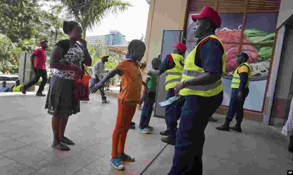 Des clients se font fouiller à l'entrée du centre commercial Westgate, le 18 juillet 2015. 