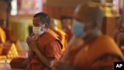 រូប​ឯកសារ៖ ព្រះសង្ឃពាក់​ម៉ាស​ការពារ​ពី​ជំងឺ​កូវីដ១៩​នៅ​ក្នុង​វត្ត​មួយ​ក្នុង​រាជធានី​ភ្នំពេញ ថ្ងៃទី២៣ ខែមីនា ឆ្នាំ២០២០។ (AP Photo/Heng Sinith)