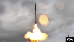 Lanzamiento de prueba de un misil del avanzado sistema de defensa antiaérea de gran altitud conocido como THAAD.