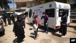 Seorang anggota LSM bantuan kemanusiaan mengukur suhu sebagai tindak pencegahan penularan virus corona di Kota Kafr Takharim, Provinsi Idlib, Suriah, 10 Juli 2020.