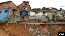 Los frecuentes deslizamientos de tierra en barrios pobres de Caracas, como éste en Las Mayas, agravan la crisis.