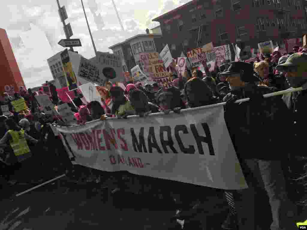 Peserta protes massal Women's March di San Francisco, California (21/1). (VOA/M Quinn)