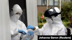 Le personnel médical s’apprête à effectuer des tests de Covid 19 dans un hôpital de Bruxelles, le 17 juillet 2020. REUTERS/Johanna Geron